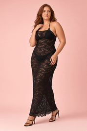 Robe longue noire en dentelle à bandeau avec détail foulard | Porté sur une silhouette plus ronde | Lounelle Paris