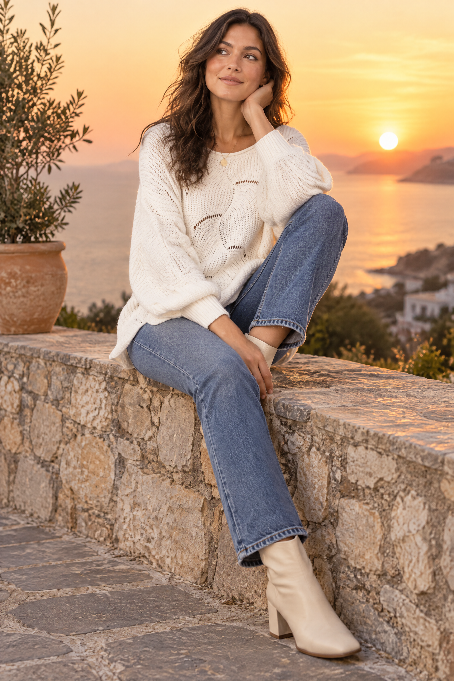 Pull blanc oversize ajouré à col bateau | Deuxième photo lifestyle | Lounelle Paris
