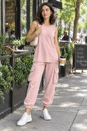 Ensemble deux pièces fluide avec débardeur et pantalon – rose | Photo lifestyle | Lounelle Paris