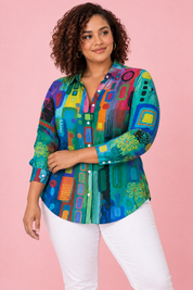 Chemise bleu canard boutonnée à imprimé géométrique | Porté sur une silhouette plus ronde | Lounelle Paris