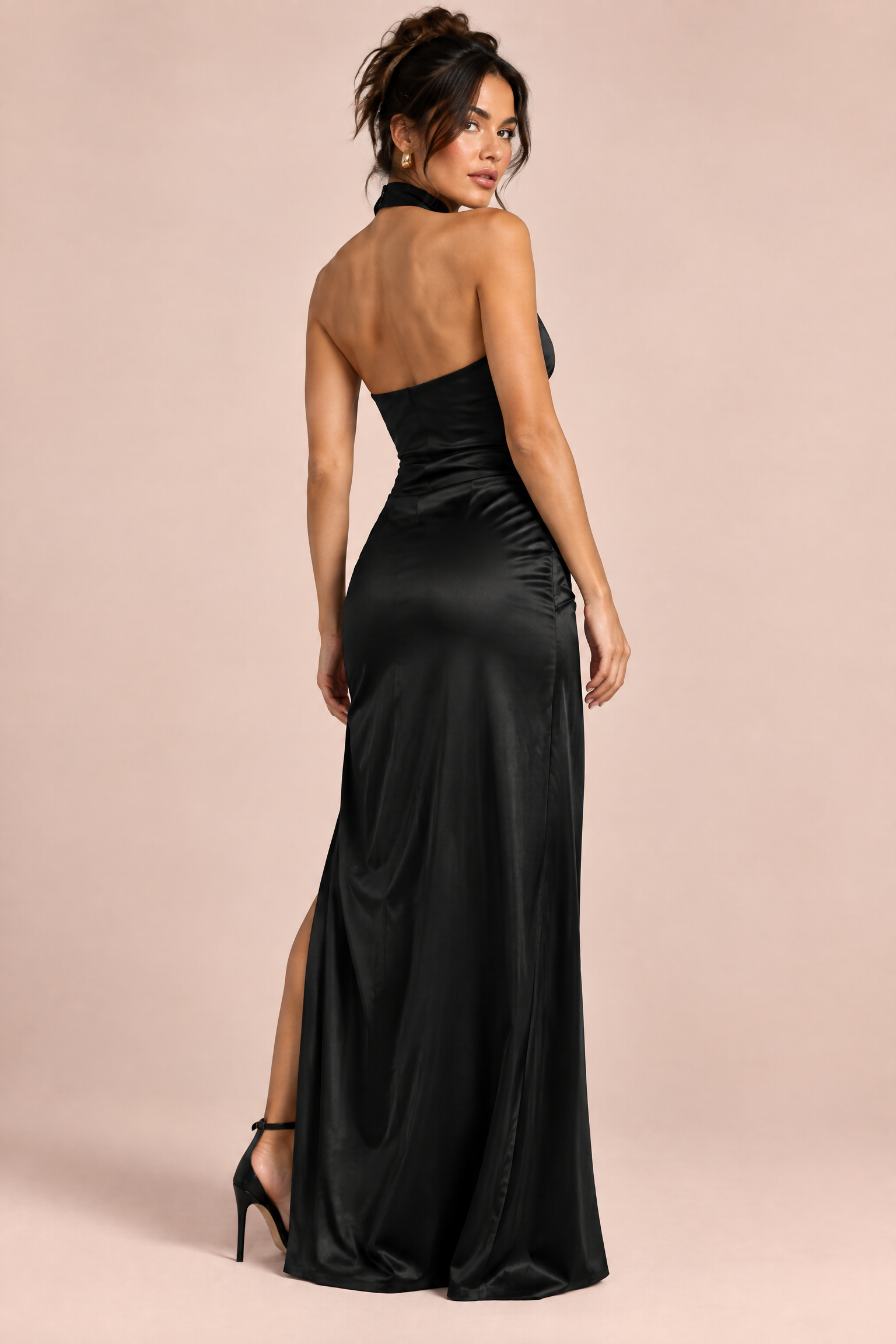 Robe longue satinée noire à encolure américaine et fente | Vue de dos | Lounelle Paris