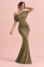 Robe longue froncée à épaules dénudées vert olive | Vue en mouvement | Lounelle Paris