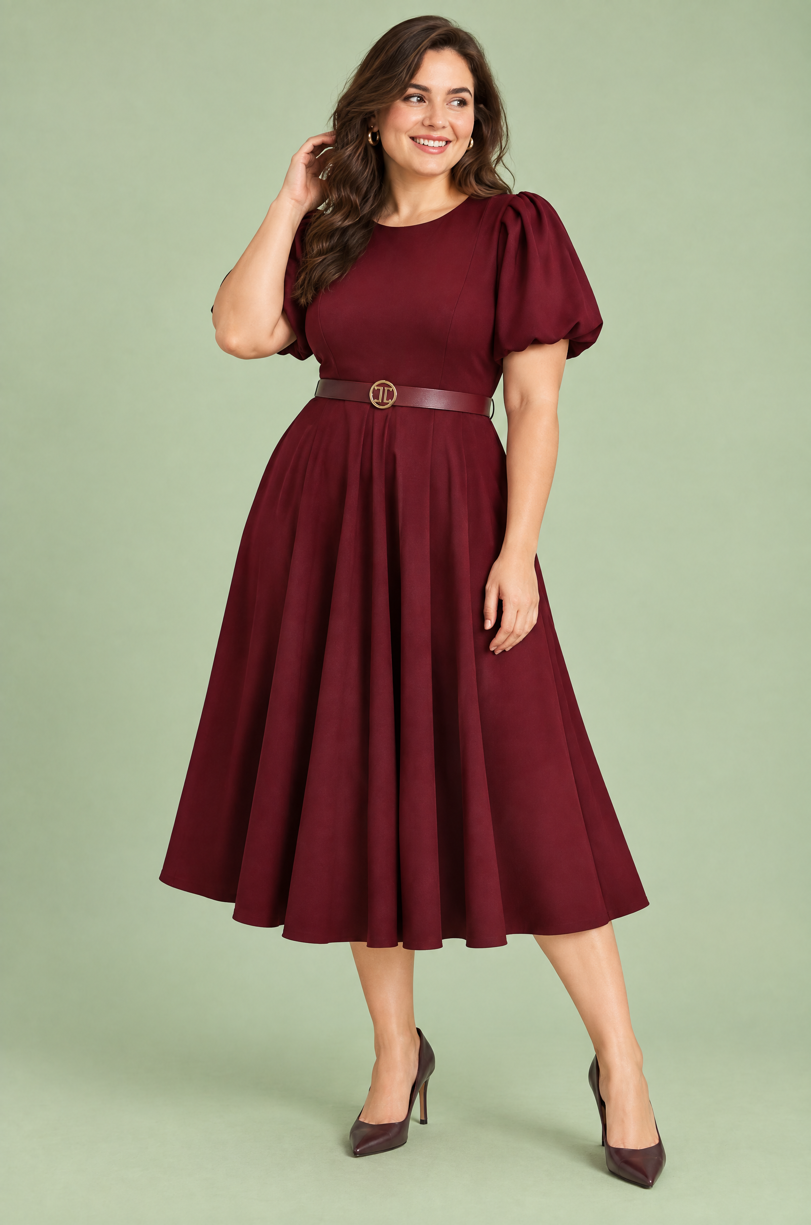 Robe midi bordeaux à col montant et manches bouffantes | Porté sur une silhouette plus ronde | Lounelle Paris