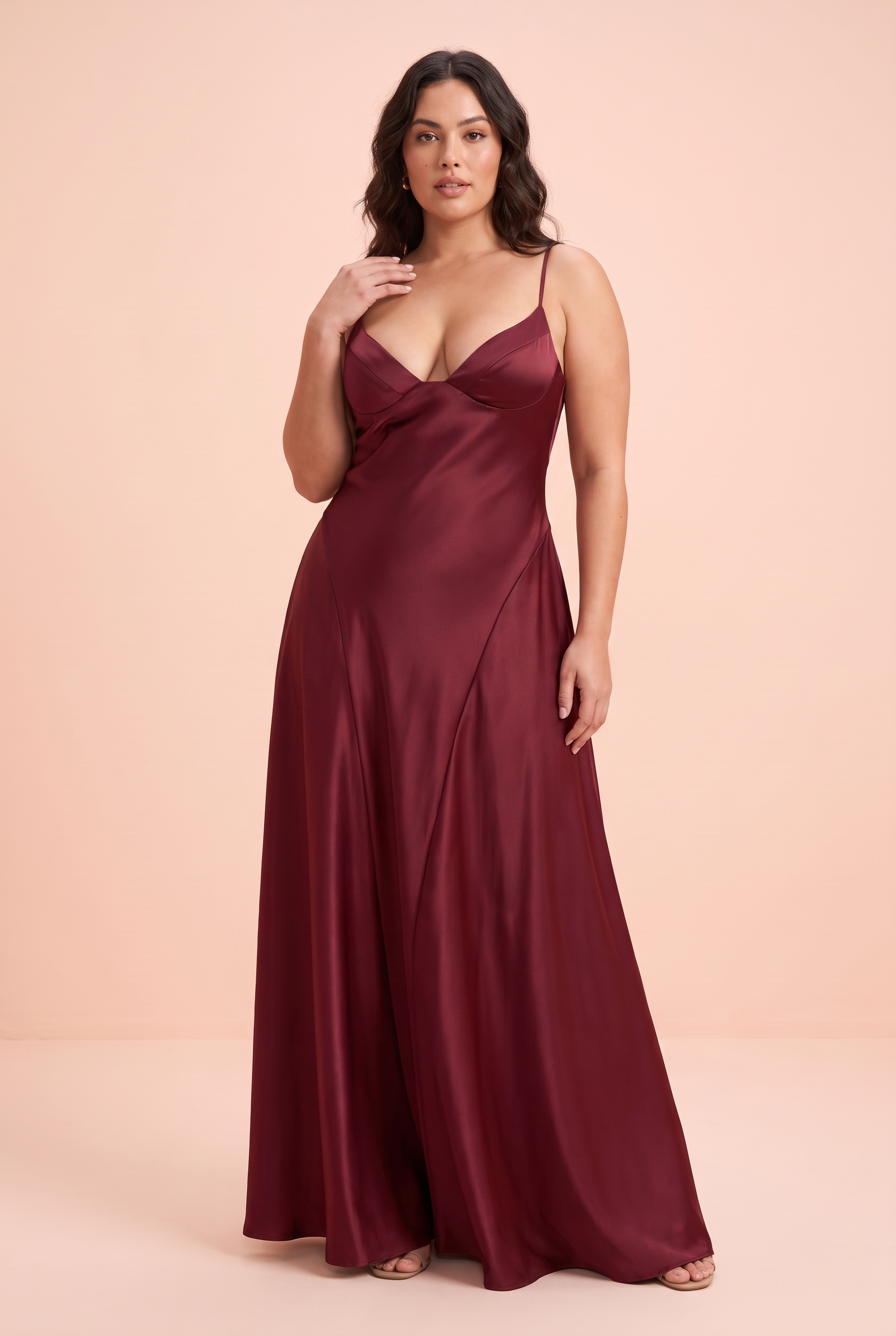 Robe longue satinée bordeaux à col V | Porté sur une autre silhouette | Lounelle Paris