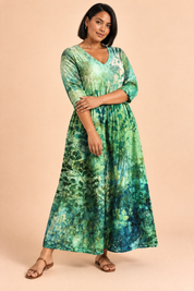Robe verte fluide à col en V | Porté sur une silhouette plus ronde | Lounelle Paris