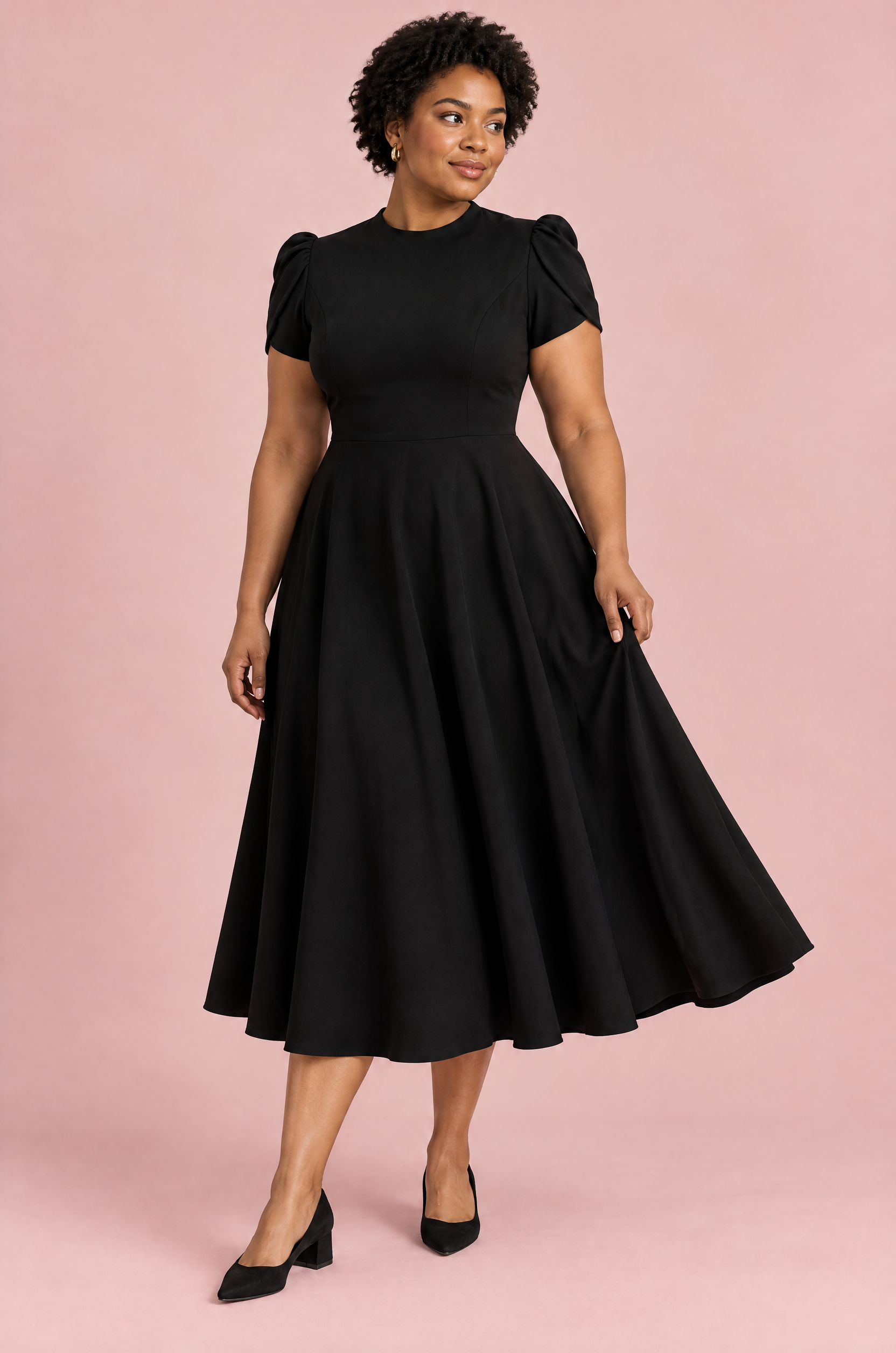 Robe midi noire à col montant et manches bouffantes | Porté sur une silhouette plus ronde | Lounelle Paris