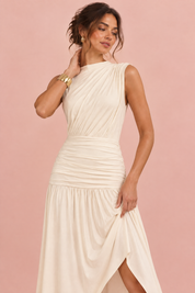 Robe longue blanc cassé à col montant et détails froncés | Vue rapprochée | Lounelle Paris