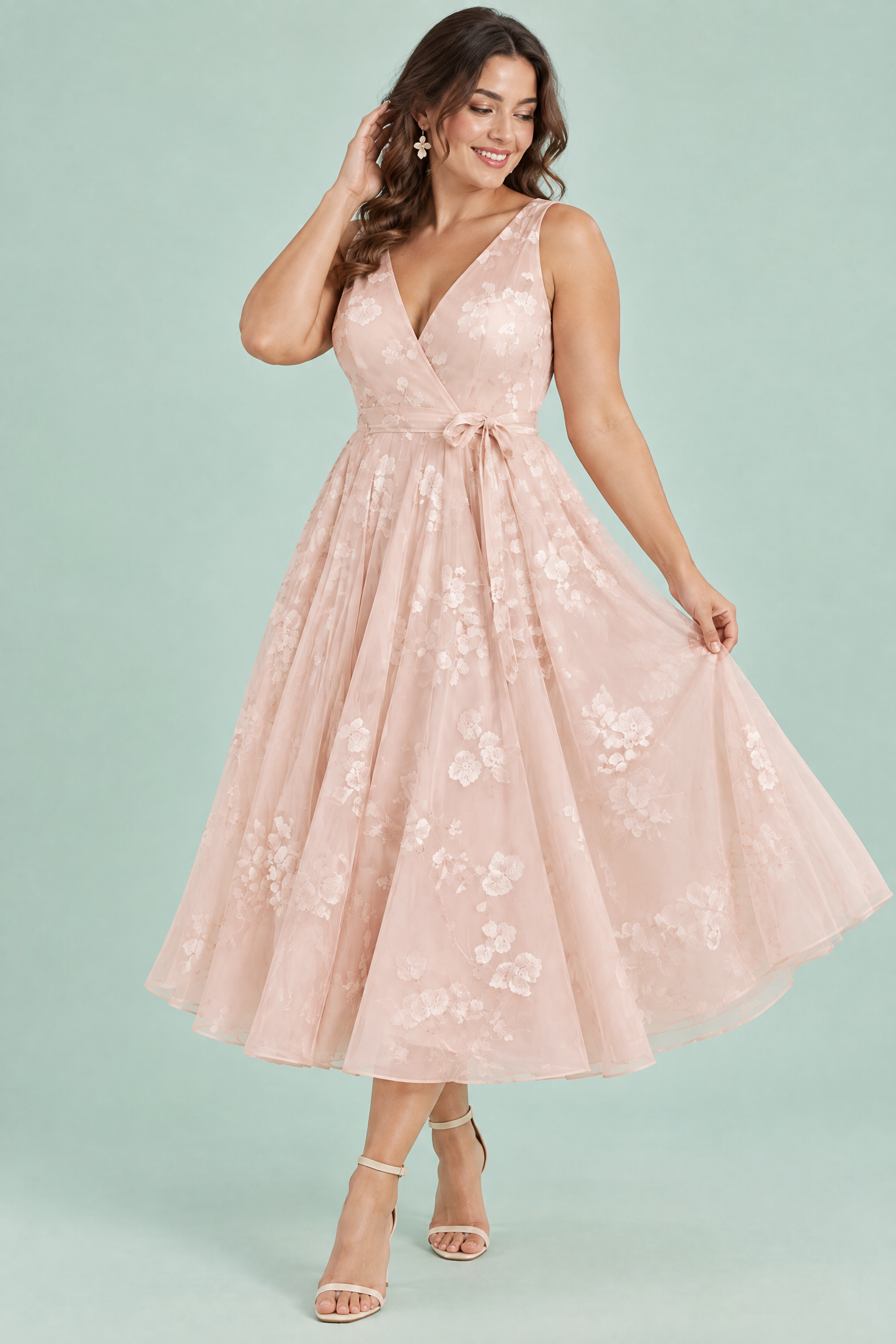 Robe midi fleurie rose clair à la coupe patineuse | Porté sur une autre silhouette | Lounelle Paris