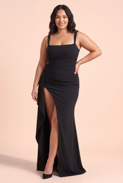 Robe longue noire froncée à encolure carrée et fente | Porté sur une silhouette plus ronde | Lounelle Paris
