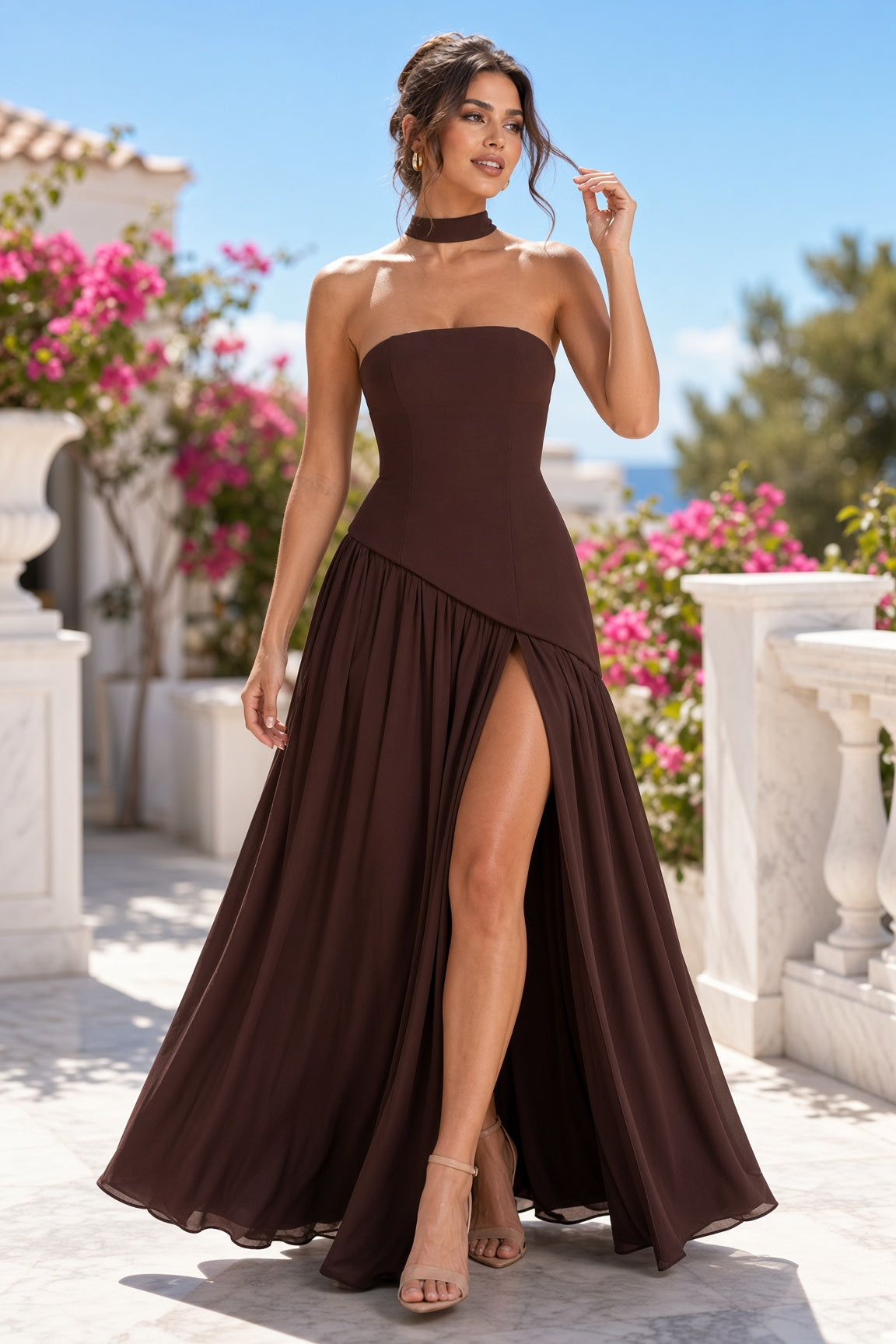 Robe longue marron foncé à encolure asymétrique | Photo lifestyle | Lounelle Paris