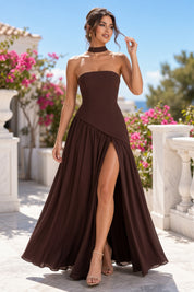 Robe longue marron foncé à encolure asymétrique | Photo lifestyle | Lounelle Paris