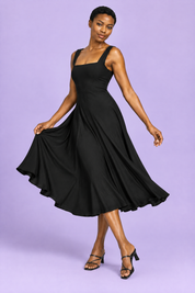 Robe midi noire à fines bretelles et jupe ample | Vue en mouvement | Lounelle Paris