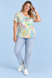 T-shirt blanc à imprimé floral et col | Porté sur une silhouette plus ronde | Lounelle Paris