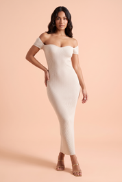 Robe midi blanc cassé à encolure découpée, épaules dénudées et manches courtes | Vue de face | Lounelle Paris