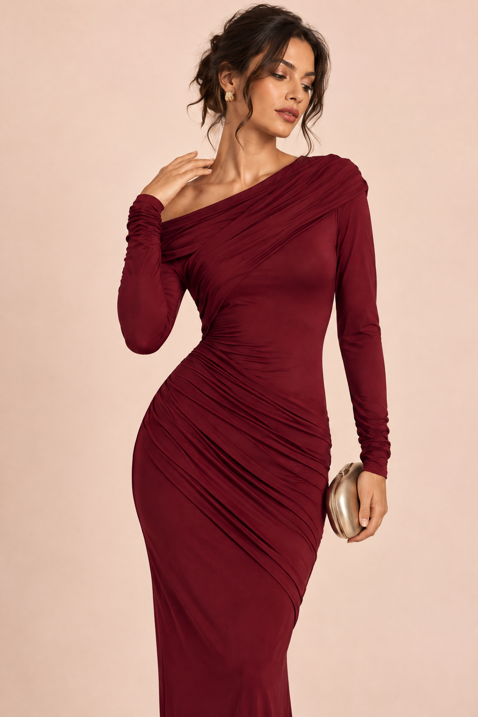 Robe longue bordeaux à encolure asymétrique et détails froncés | Vue rapprochée | Lounelle Paris