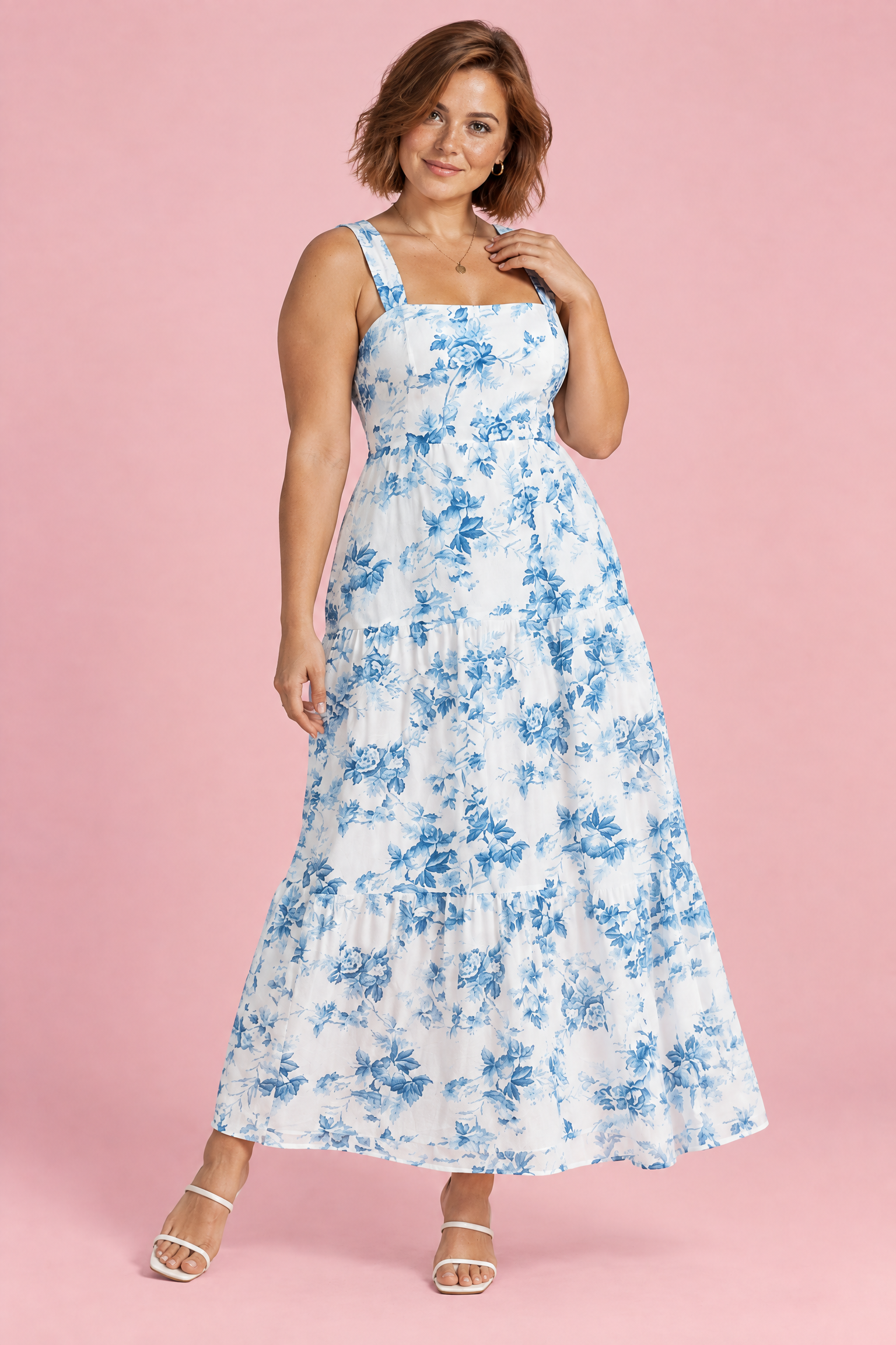 Robe midi blanche à imprimé porcelaine bleu et encolure carrée | Porté sur une silhouette plus ronde | Lounelle Paris
