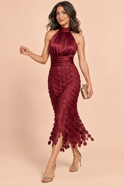Robe midi bordeaux en satin à encolure américaine et jupe à panneaux | Vue en mouvement | Lounelle Paris