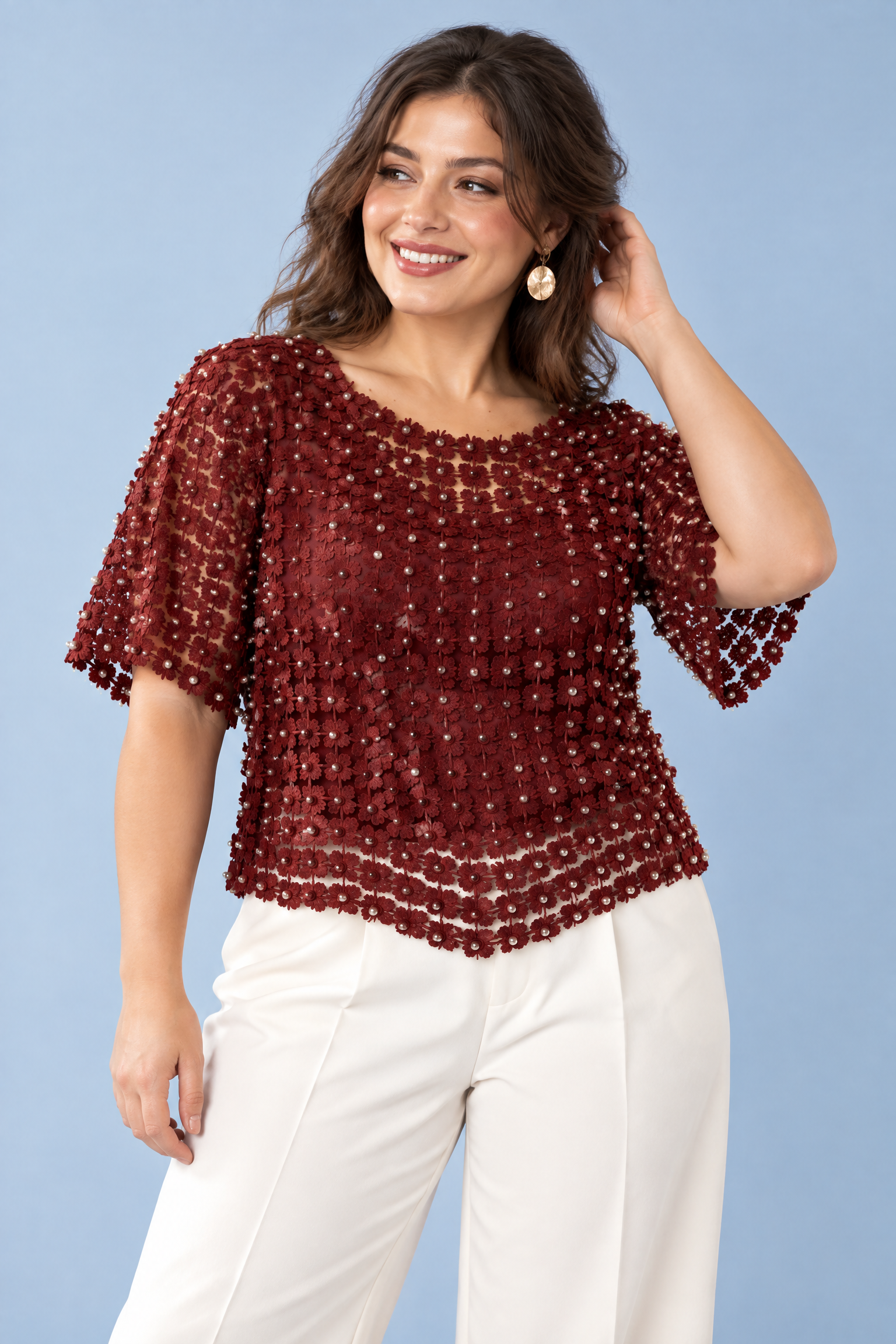 Top bordeaux brodé et perlé | Porté sur une silhouette plus ronde | Lounelle Paris