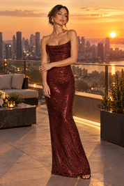 Robe longue à sequins bordeaux, col bénitier | Deuxième photo lifestyle | Lounelle Paris