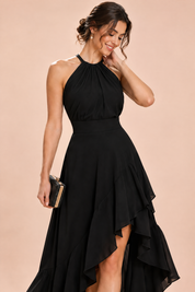 Robe noire à volants asymétriques et encolure dos nu | Vue rapprochée | Lounelle Paris