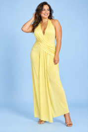 Robe longue jaune à encolure bateau, dos nu et manches cape | Porté sur une silhouette plus ronde | Lounelle Paris