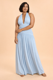 Robe longue bleu ciel à décolleté plongeant et détails froncés | Porté sur une silhouette plus ronde | Lounelle Paris