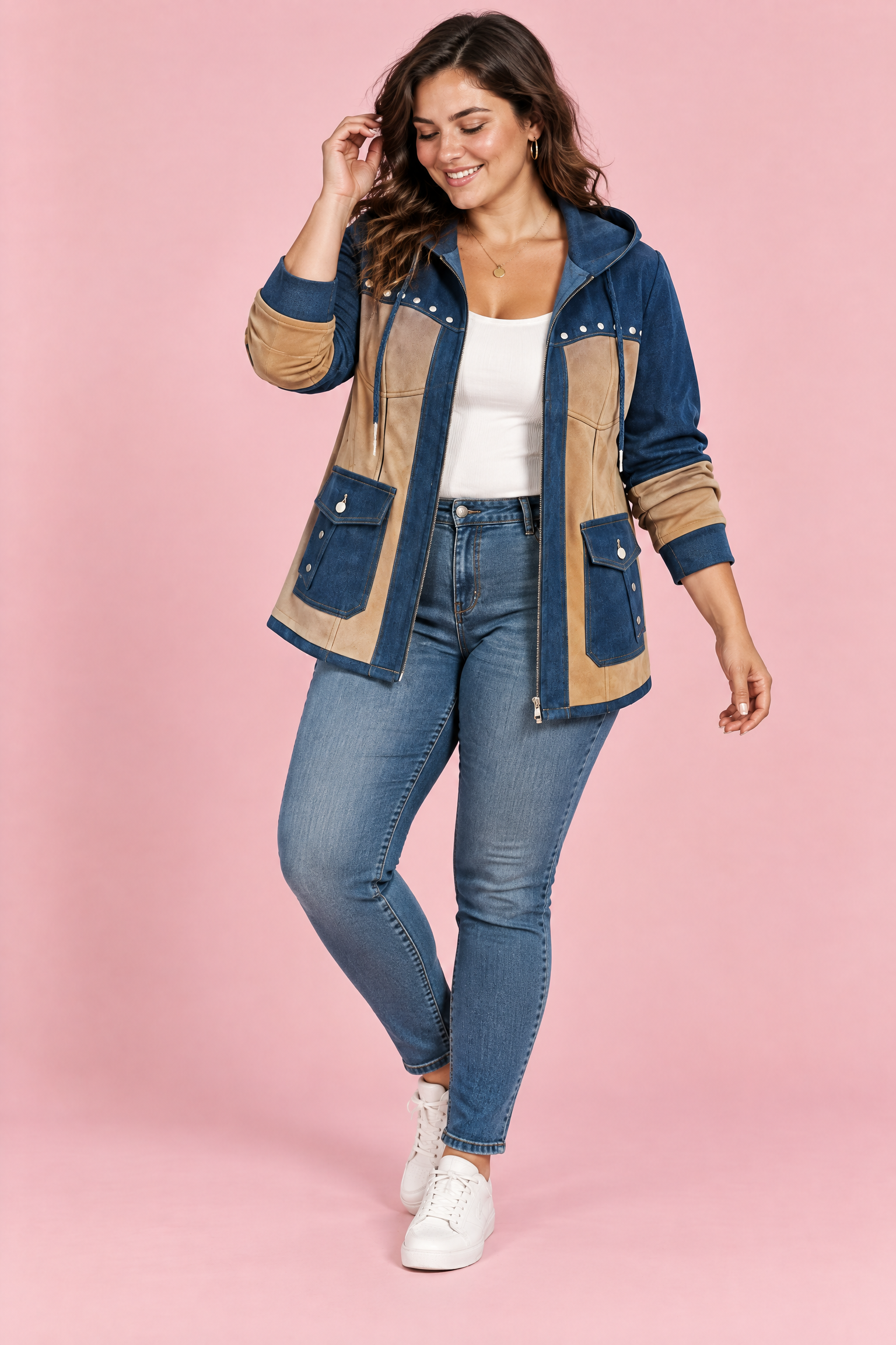 Veste à capuche bleue à empiècements | Porté sur une silhouette plus ronde | Lounelle Paris