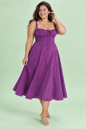 Robe midi violette à coupe trapèze et encolure carrée | Porté sur une silhouette plus ronde | Lounelle Paris