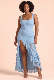 Robe longue en dentelle bleu ciel à décolleté plongeant et volants | Porté sur une autre silhouette | Lounelle Paris
