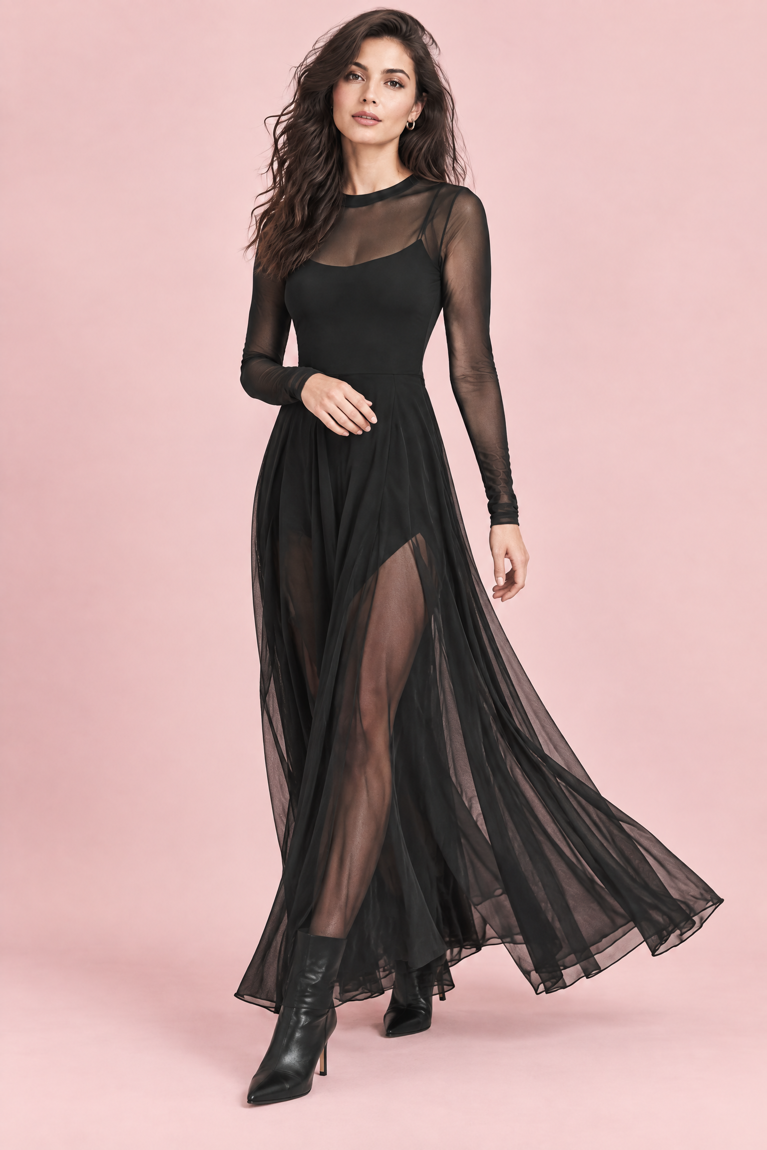 Robe longue noire à empiècements en mesh | Vue en mouvement | Lounelle Paris