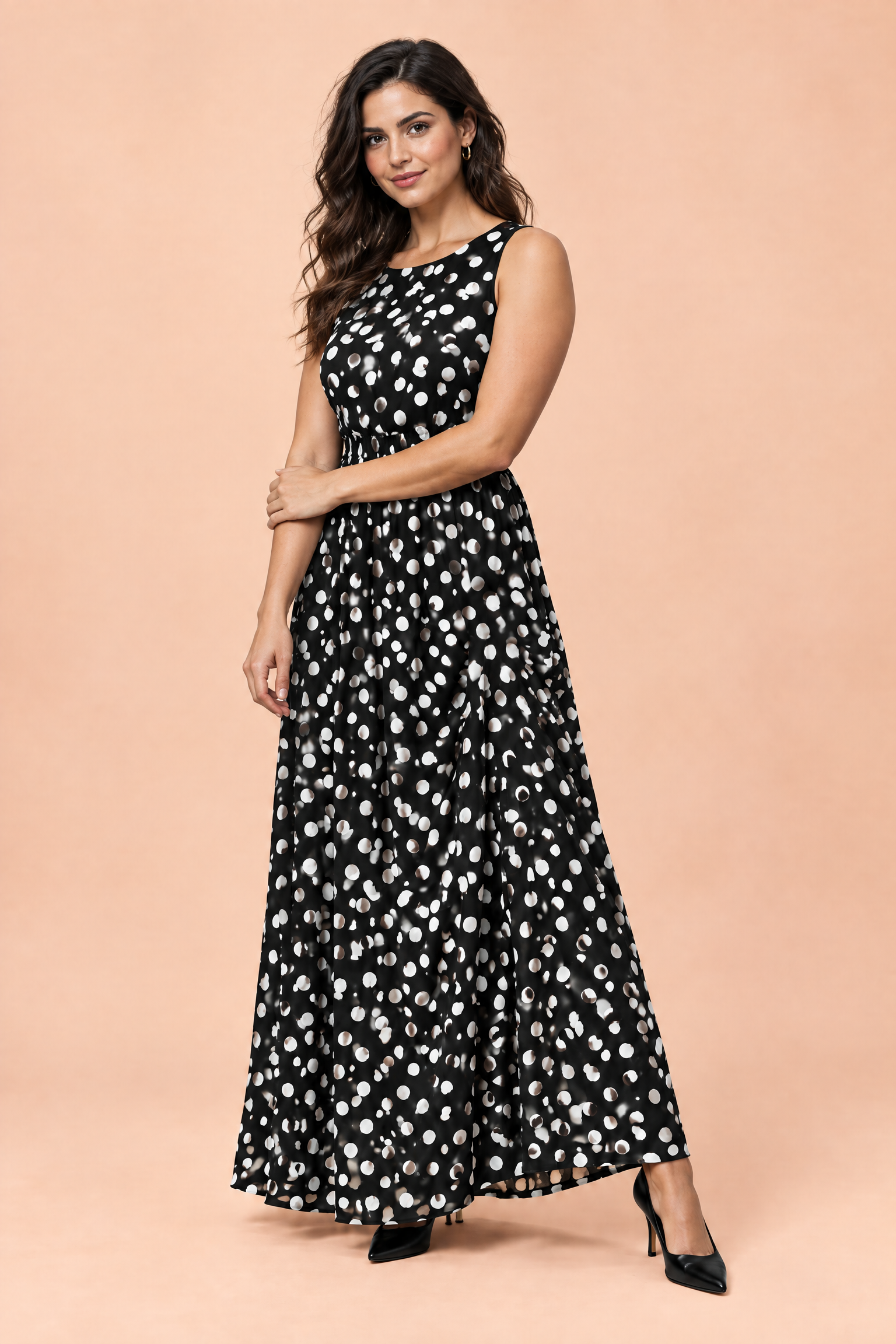 Robe longue noire à pois avec col montant et détails drapés | Porté sur une autre silhouette | Lounelle Paris