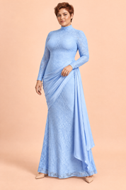 Robe longue moulante en dentelle bleu ciel à col montant et jupe drapée | Porté sur une silhouette plus ronde | Lounelle Paris