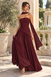 Robe longue bordeaux à encolure asymétrique | Photo lifestyle | Lounelle Paris