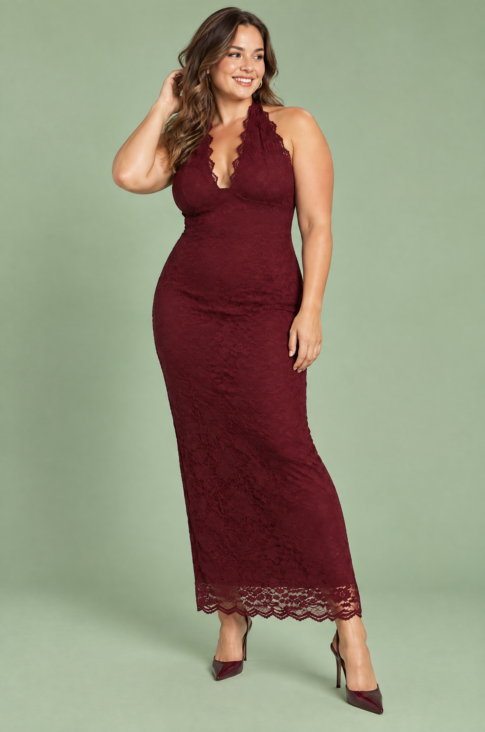 Robe longue en dentelle bordeaux à encolure asymétrique et détail au col | Porté sur une silhouette plus ronde | Lounelle Paris