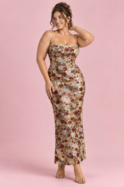 Robe longue dorée à sequins et ornements floraux, col carré | Porté sur une silhouette plus ronde | Lounelle Paris