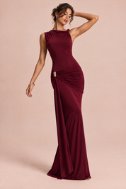 Robe longue rouge foncé à col montant, drapée, avec manches torsadées | Vue en mouvement | Lounelle Paris