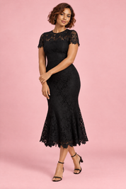 Robe midi noire en dentelle à manches courtes | Porté sur une autre silhouette | Lounelle Paris