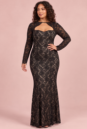 Robe longue en dentelle noire à décolleté cœur | Porté sur une silhouette plus ronde | Lounelle Paris