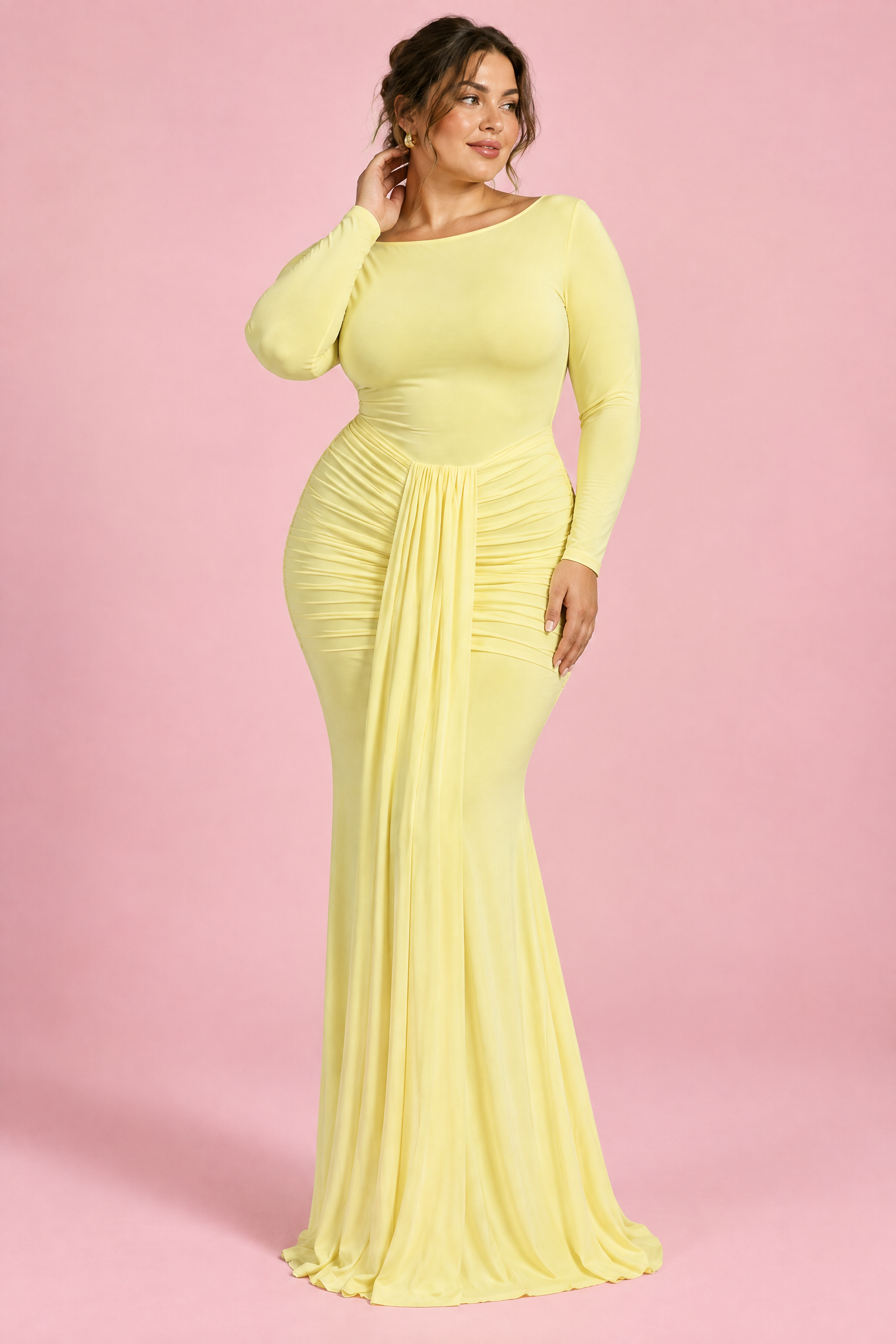 Robe longue jaune à encolure bateau et fronces | Porté sur une silhouette plus ronde | Lounelle Paris