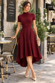 Robe midi asymétrique à col montant rouge foncé | Photo lifestyle | Lounelle Paris