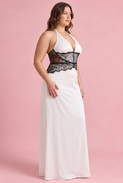 Robe longue blanche à encolure américaine et empiècement en dentelle | Porté sur une silhouette plus ronde | Lounelle Paris