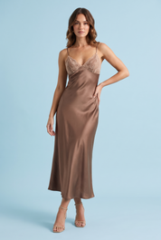 Robe nuisette longue marron à dentelle | Vue de face | Lounelle Paris