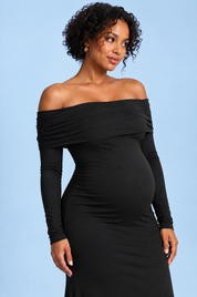 Robe longue de grossesse noire en résille froncée à col Bardot | Vue rapprochée | Lounelle Paris
