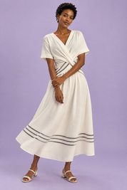 Robe portefeuille écrue à col V | Vue de face | Lounelle Paris