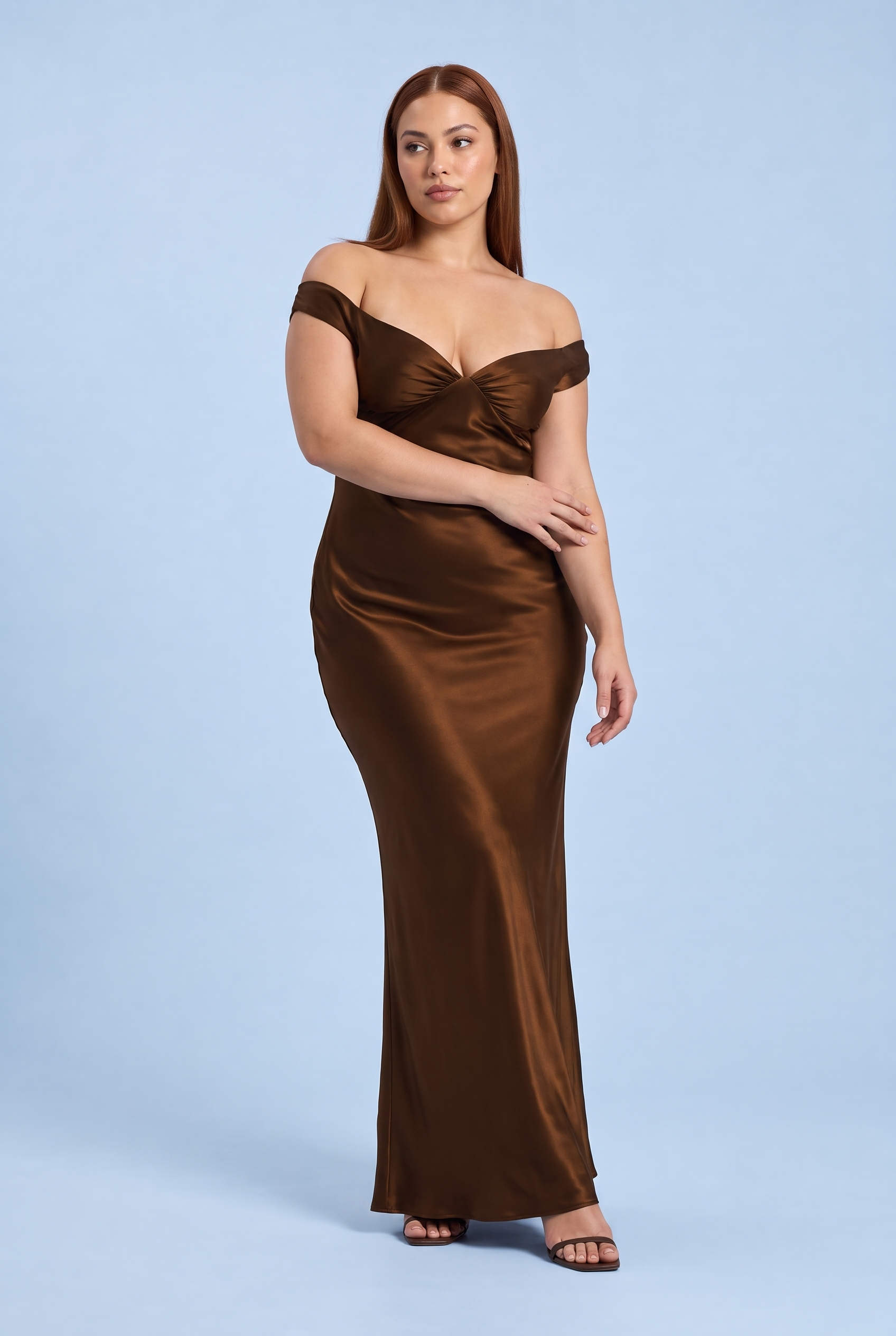 Robe longue froncée marron épaules dénudées | Porté sur une autre silhouette | Lounelle Paris