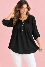 Blouse noire en coton à col rond et patte de boutonnage plissée | Vue rapprochée | Lounelle Paris