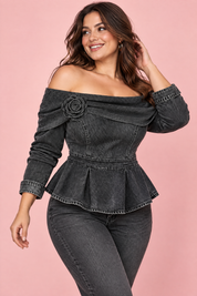 Blouse noire à épaules dénudées et basque | Porté sur une silhouette plus ronde | Lounelle Paris