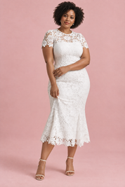 Robe midi blanche en dentelle à manches courtes | Porté sur une silhouette plus ronde | Lounelle Paris