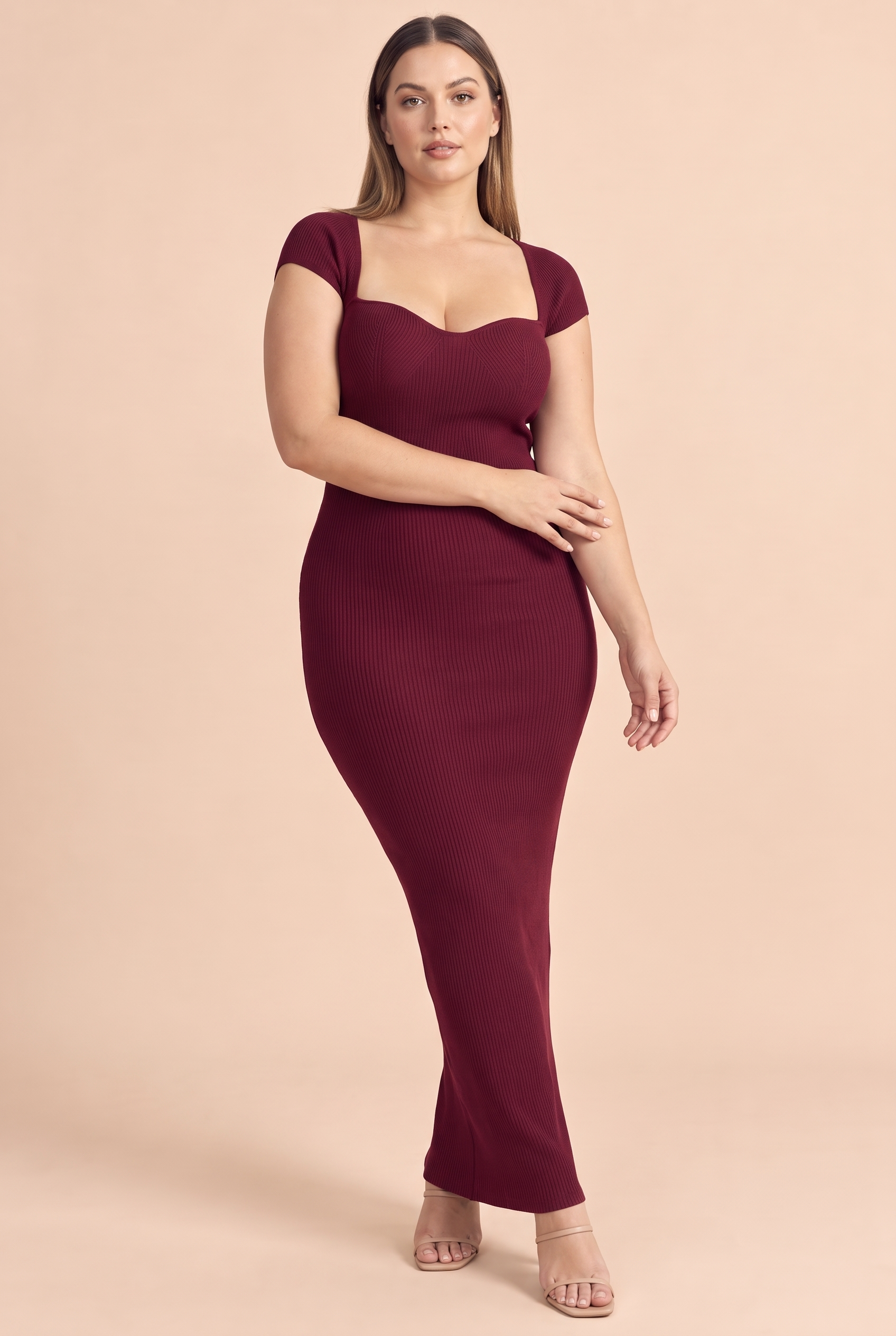Robe midi bordeaux à encolure découpée, épaules dénudées et manches courtes | Porté sur une autre silhouette | Lounelle Paris
