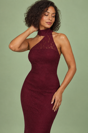 Robe longue en dentelle rouge foncé à encolure asymétrique et détail de col | Vue rapprochée | Lounelle Paris